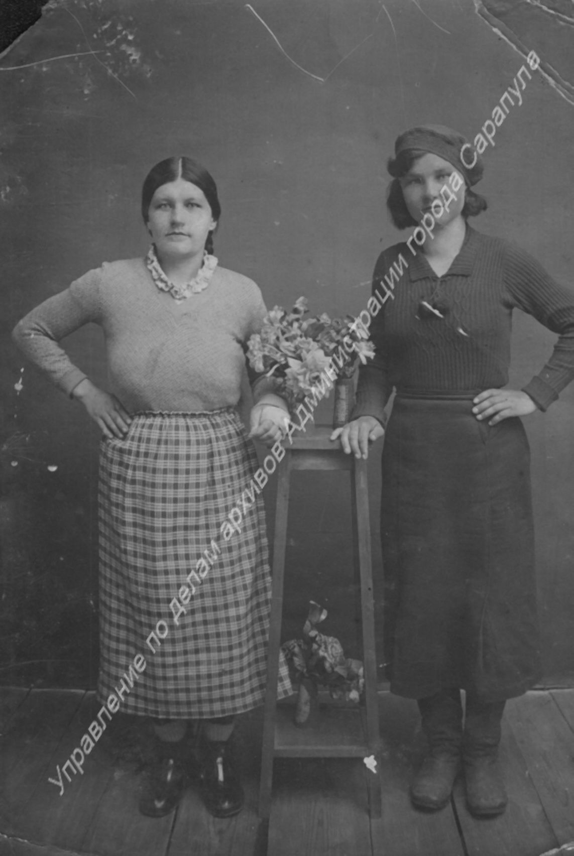 Жительницы села Каракулино.
Слева направо Бывальцева Наталья Алексеевна и Бывальцева Анна Алексеевна
